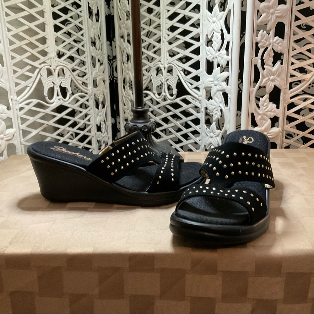 SKETCHERS “NEW” SLIP ON SHOES
